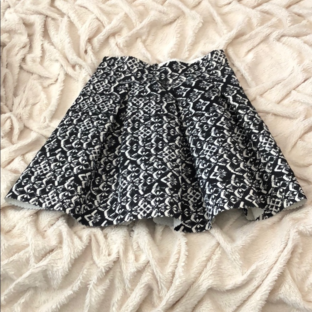 Black and white mini skirt!